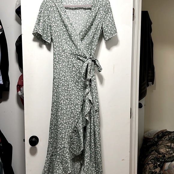 Green floral ruffle wrap dress - Picture 1 of 3